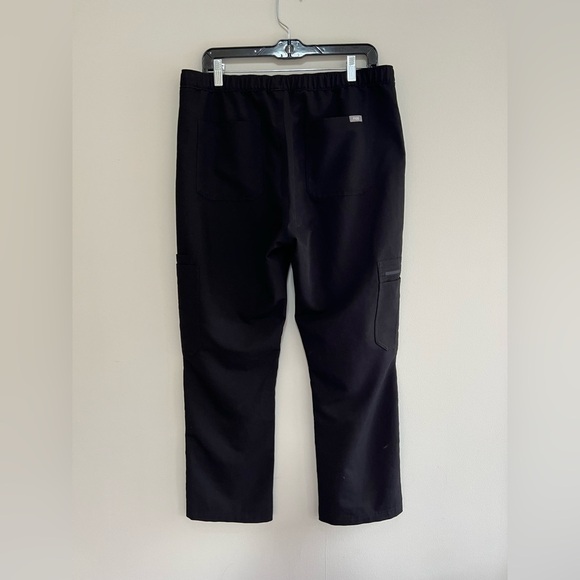 FIGS Men's Cairo Cargo Scrub Pants in Black, Large/Short - Picture 4 of 10